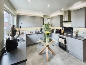 Kitchen Diner- click for photo gallery